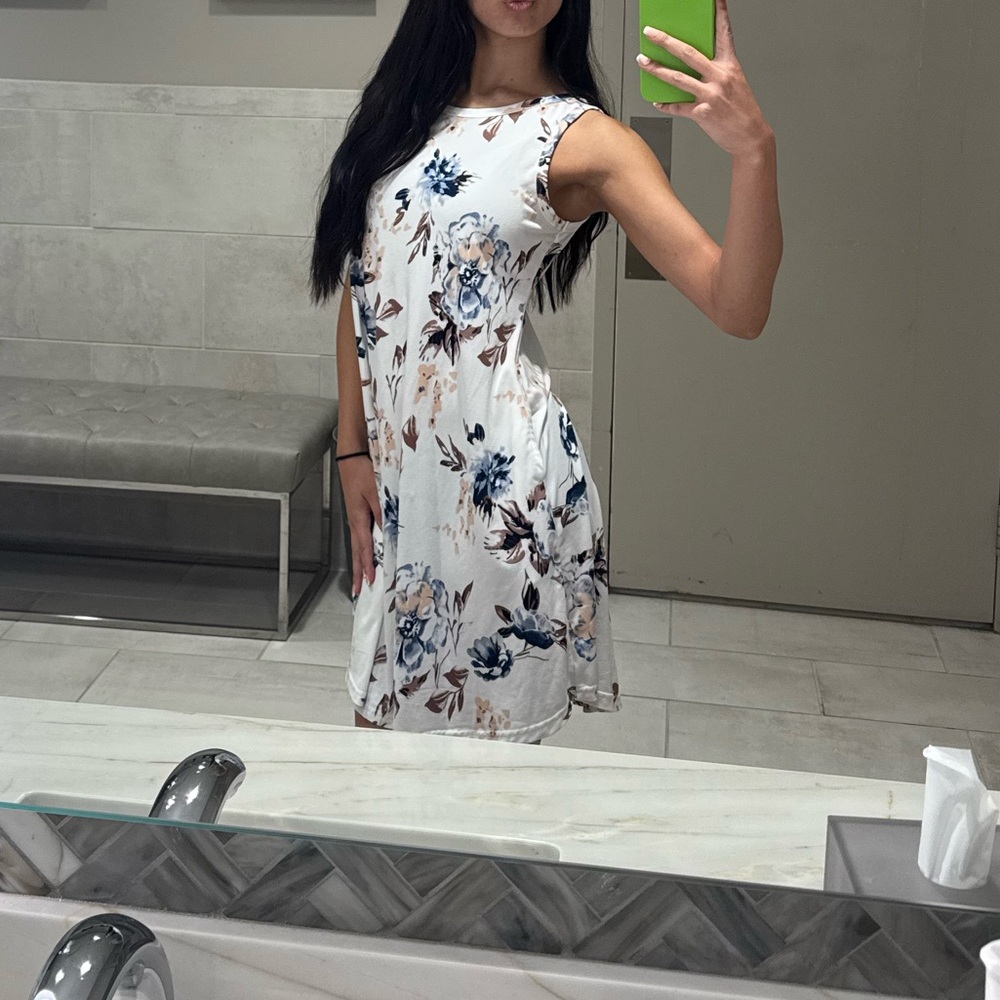 Chic Floral Midi Sleeveless White Dress 👗 In great condition
